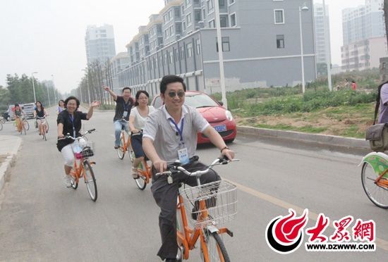 记者们骑上公共自行车，感受到城市公共自行车的便捷和乐趣。 记者 郭豪 摄。