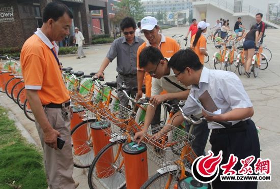 采访团记者做好准备体验公共自行车。 记者 郭豪 摄。